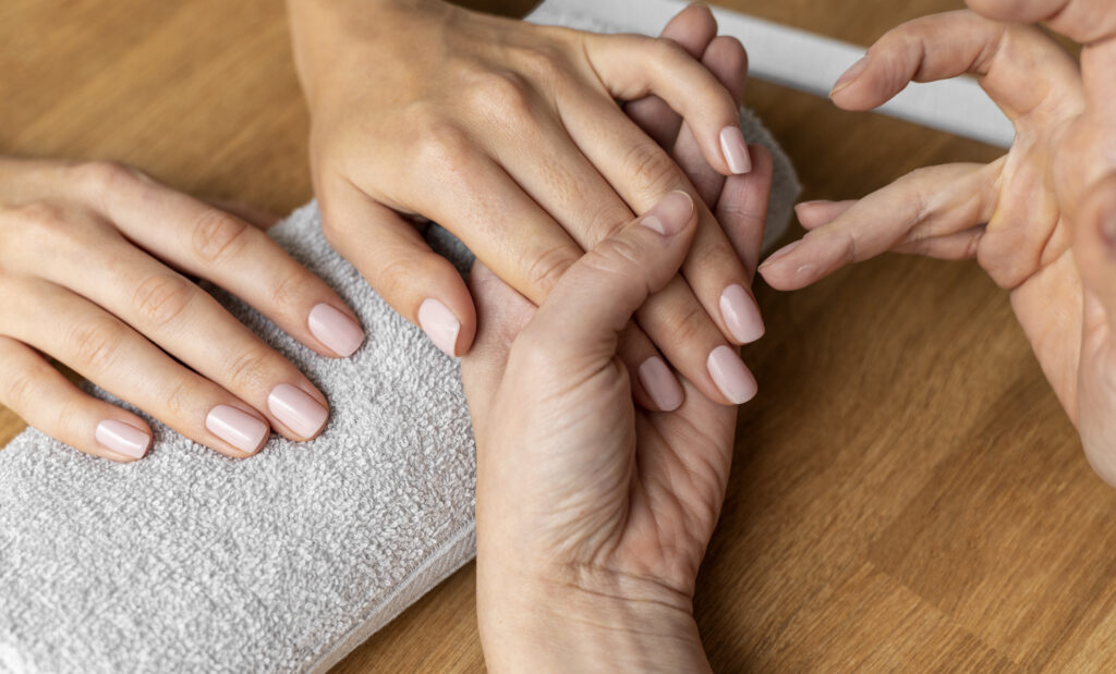 Manicure professionale su cliente, preparazione delle unghie