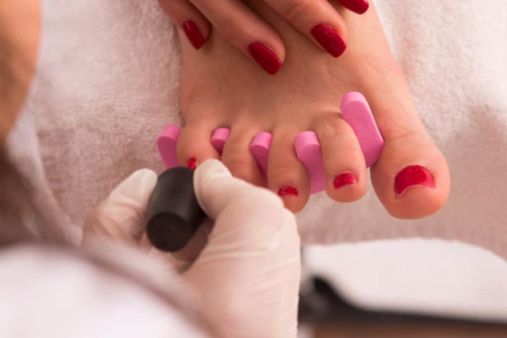 Pedicure con smalto semipermanente, applicazione professionale