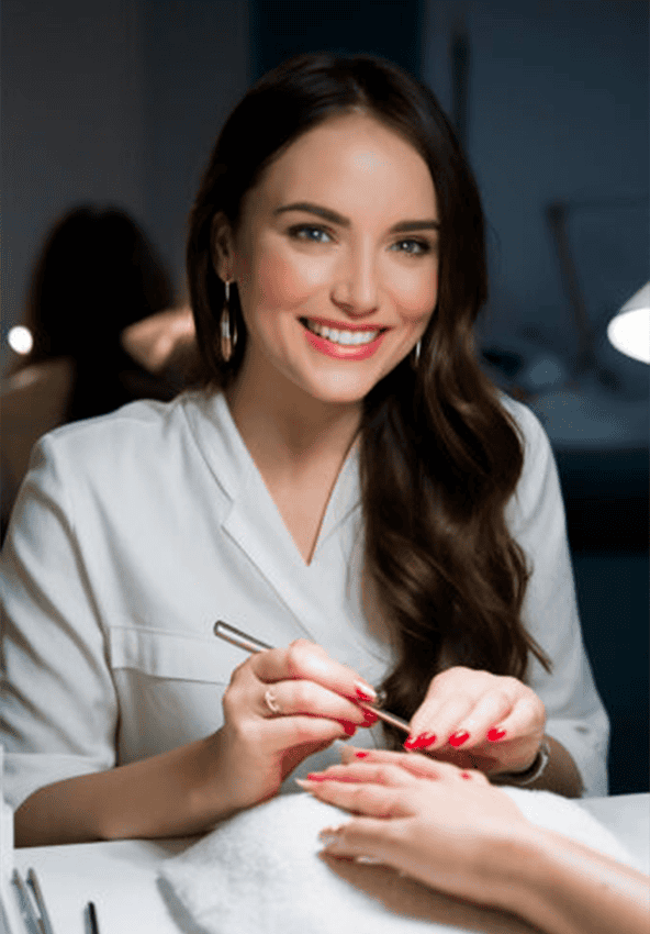 Professionista del nail art studio durante un trattamento manicure