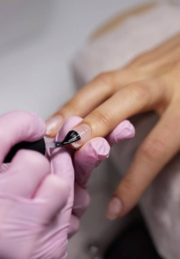 Manicure professionale eseguita con cura e attenzione al dettaglio