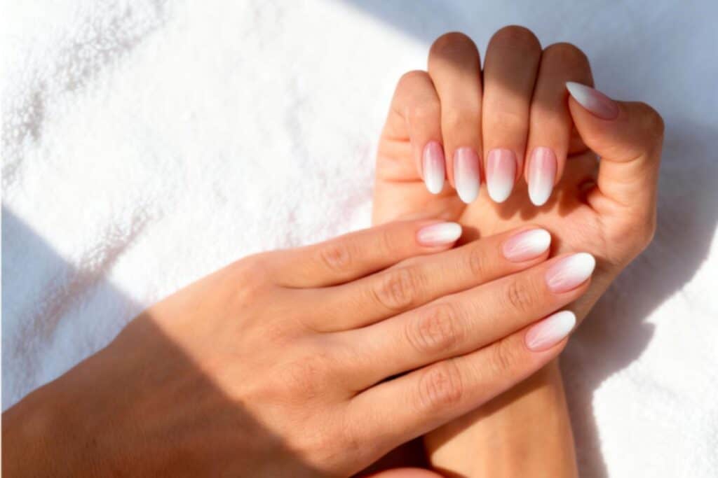 Nail art baby boomer con sfumatura rosa e bianco