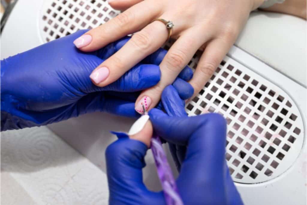 Nails art su unghia singola con decorazione realizzata a mano