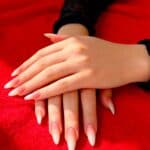 Manicure gel baby boomer su unghie a mandorla con sfumatura naturale