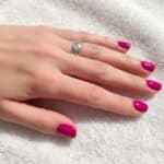 Manicure gel fucsia a tinta unita su unghie corte