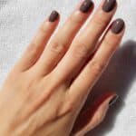 Manicure gel tortora a tinta unita su unghie corte