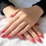 Manicure gel rosa sfumata su unghie a mandorla