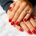 Unghie gel rosse lucide dall’effetto classico