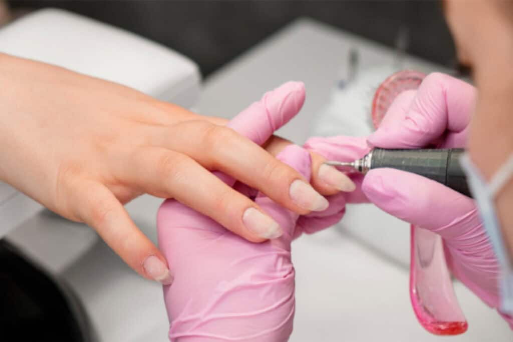 Rimozione del prodotto con fresa seguita da manicure professionale