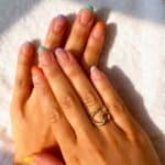 Manicure gel nude con micro french colorata su unghie naturali