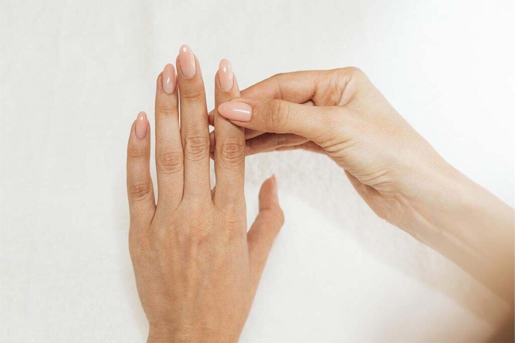 Dry manicure con semipermanente rinforzato su unghie naturali
