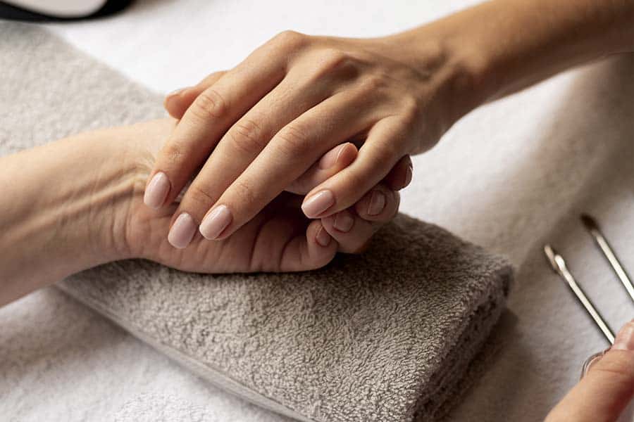 Dry manicure con smalto normale su unghie naturali